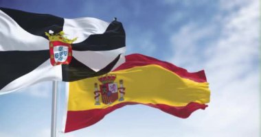 Ceuta ve İspanyol ulusal bayrakları açık havada dalgalanıyor. İspanyol özerk şehri. Merkezi belediye arması olan siyah ve beyaz bir jiroskop. Kusursuz 3 boyutlu animasyon. Yavaş çekim döngüsü