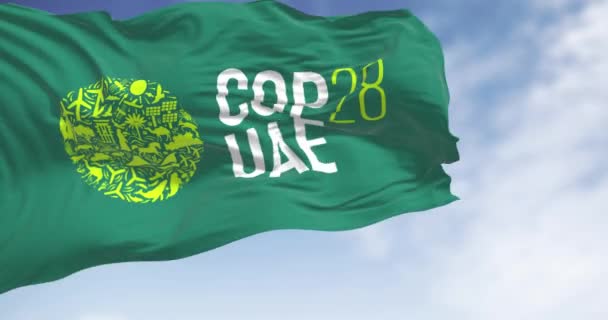 阿拉伯联合酋长国迪拜 2023年11月30日 在晴朗的日子里 Cop28国旗的特写挥动 无缝3D渲染动画 慢动作回路 — 图库视频影像