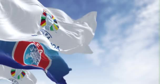 2023年6月30日 欧洲足联和欧洲足联2024年欧洲杯旗帜在晴朗的日子飘扬 国际体育活动 无缝3D渲染动画 慢动作回圈有选择的重点 — 图库视频影像