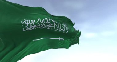 Suudi Arabistan ulusal bayrağı açık bir günde rüzgarda dalgalanıyor. Shahada 'lı yeşil alan ve Thuluth senaryosunda kılıç. Kusursuz 3 boyutlu animasyon. Yavaş çekim döngüsü. Sallanan bayrak