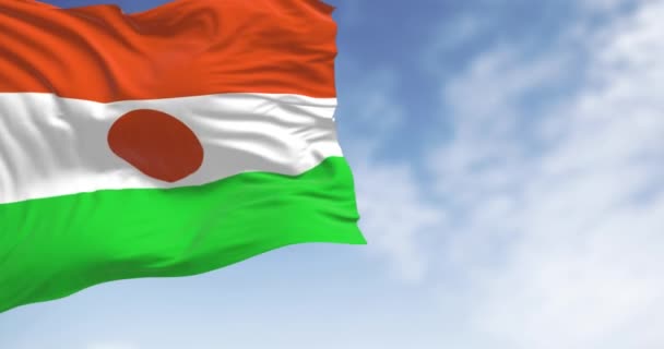 Национальный Флаг Нигера Размахивает Ясный День Оранжевые Белые Зеленые Полосы — стоковое видео