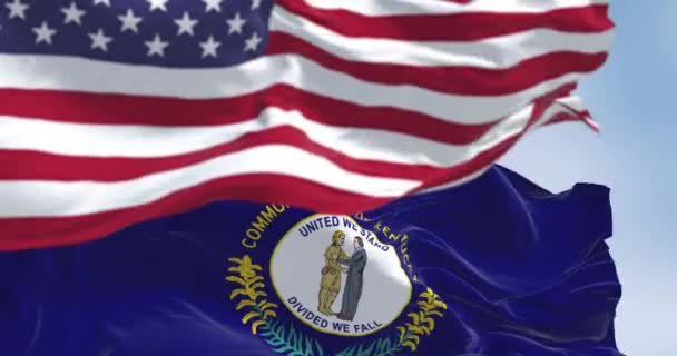 ケンタッキー州旗とアメリカの国旗が晴れた日を祝う アメリカ合衆国の南東部 民主主義とアイデンティティ シームレス3Dレンダリングアニメーション スローモーションループ 選択的なフォーカス — ストック動画