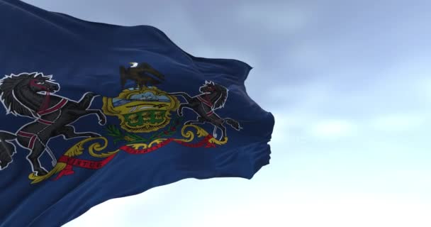 ペンシルベニア州旗の閉鎖 国営の紋章を持つ青いフィールド 馬の間の盾 上に鷲 シームレス3Dレンダリングアニメーション スローモーションループ ウィングフラッグ — ストック動画