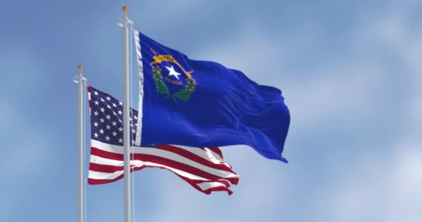 内华达州和美国的国旗在晴天迎风飘扬 在左上角有国徽的钴蓝原野 无缝3D渲染动画 慢动作回圈有选择的重点 飘扬的旗帜 — 图库视频影像