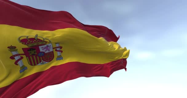 바람에 스페인 국기의 클로즈업 빨간색 노란색 빨간색 줄무늬 노란색은 높이이며 — 비디오