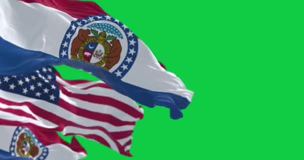 Närbild Missouri Statliga Flaggor Viftar Med Den Nationella Amerikanska Flaggan — Stockvideo