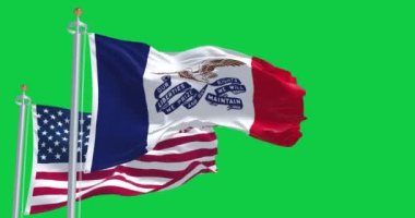 Iowa eyaleti bayrağı rüzgarda dalgalanırken Amerikan ulusal bayrağı yeşil ekranda. Kusursuz 3D canlandırma animasyonu. Krom anahtar. Yavaş çekim döngüsü. 4 bin. Seçici odak.
