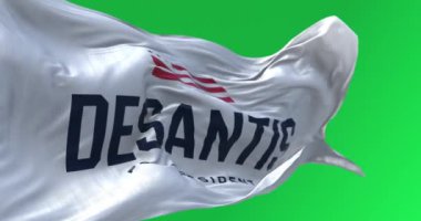 Tallahassee, ABD, 28 Nisan 2023: Ron DeSantis 2024 Cumhuriyetçi başkanlık öncelikli seçim kampanyası bayrağı yeşil ekranda dalgalanıyor. Kusursuz 3D canlandırma animasyonu. Krom anahtar. Yavaş çekim döngüsü. 4K