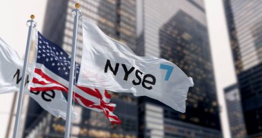 New York City, ABD, 4 Aralık 2023: NYSE ve ABD bayrakları finans bölgesinde dalgalanıyor. Amerikan finans endüstrisi. Resimli 3d illüstrasyon oluşturucu.