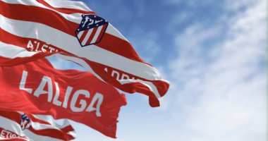 Madrid, İspanya, Aralık 12023: Atletico Madrid ve LaLiga bayrakları rüzgarda dalgalanıyor. İspanyol profesyonel futbolu. İllüstrasyon 3d illüstrasyon canlandırması. Seçici odak