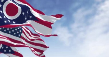 Ohio eyaleti bayrağı açık bir günde Amerika Birleşik Devletleri bayrağıyla dalgalanıyor. Kusursuz 3 boyutlu animasyon. Yavaş çekim döngüsü. Seçici odaklanma. Sallanan bayrak