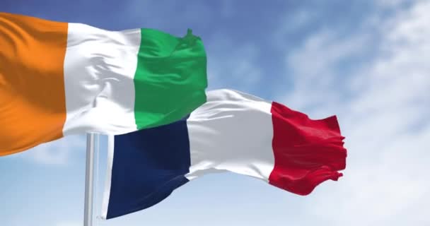 Ivoorkust Frankrijk Nationale Vlaggen Zwaaien Een Heldere Dag Symboliseren Frans — Stockvideo