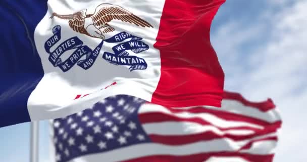 アイオワ州旗は 晴れた日にアメリカの国旗で風を吹いている シームレス3Dレンダリングアニメーション スローモーションループ 選択的な焦点 ウィングフラッグ — ストック動画