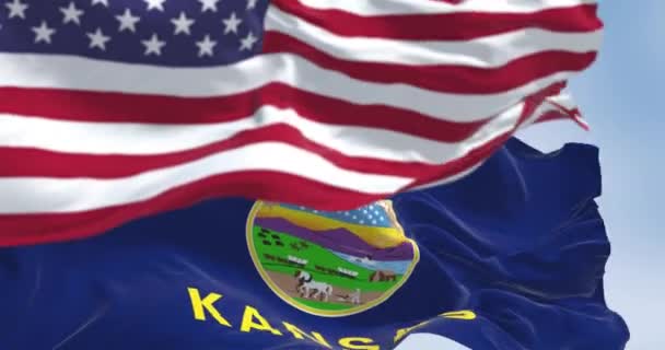 Kansas Delstatsflagga Och Den Amerikanska Flaggan Vinkar Vinden Klar Dag — Stockvideo