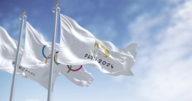 Paris, FR, Ekim 12, 2023: Paris 2024 ve Olimpiyat Oyunları bayrakları rüzgarda sallanıyor. Uluslararası spor müsabakası. Kusursuz 3 boyutlu animasyon. Yavaş çekim döngüsü. Seçici odaklanma. Sallanan bayrak