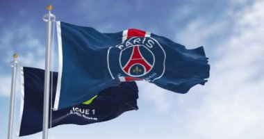 Paris, FR, 3 Aralık 2023: Paris Saint Germain futbol kulübü ve Ligue 1 bayrakları açık bir günde dalgalanıyor. Kusursuz 3 boyutlu animasyon. Yavaş çekim döngüsü. Sallanan bayrak