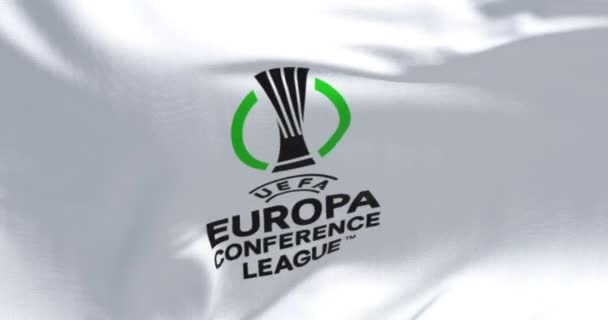 Atina Aralık 12023 Uefa Avrupa Konferans Ligi Bayrağının Yakın Çekimi — Stok video