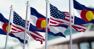 Colorado eyaletinin bayrakları açık bir günde Amerika Birleşik Devletleri 'nin bayraklarıyla dalgalanıyor. 3 boyutlu illüstrasyon. Dalgalı tekstil. Seçici odak