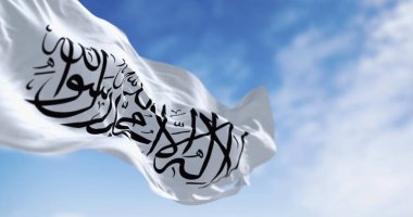 Afganistan İslam Emirliği bayrağı rüzgarda dalgalanıyor. Taliban tarafından Ağustos 2021 'de Kabil' in düşmesiyle kurulan tanınmamış İslami emirlik. 3D illüstrasyon canlandırıcı. Dalgalanan kumaş