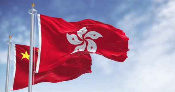 香港と中国の旗は晴れた日に風を振る 香港は中国の都市であり 特別行政区である シームレス3Dレンダリングアニメーション スローモーションループ ウィングフラッグ — ストック動画
