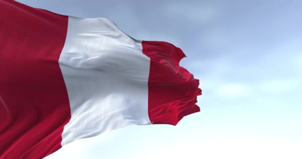ペルーの国旗が晴れた日 2つの赤いアウターバンドと1つの白いミドルバンドで構成される垂直三バンド シームレス3Dレンダリングアニメーション スローモーションループ ウィングフラッグ — ストック動画
