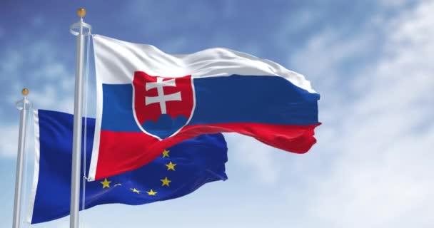 在晴朗的日子里 斯洛伐克和欧盟的旗帜在风中飘扬 斯洛伐克是欧洲联盟和欧元区的成员 无缝3D渲染动画 慢动作回圈飘扬的旗帜 — 图库视频影像