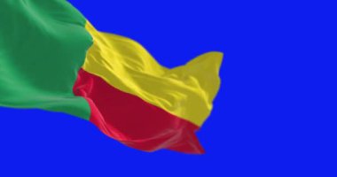 Ulusal Benin bayrağı mavi ekranda dalgalanıyor. İki yatay sarı ve kırmızı şerit ve yeşil dikey şerit. Kusursuz 3D canlandırma animasyonu. Krom anahtar. Yavaş çekim döngüsü. 4 bin. Seçici odak.