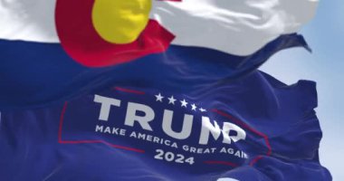 Denver, ABD, 20 Aralık 2023: 2024 sefer bayrağı Colorado bayrağıyla dalgalanıyor. Aralık 2023 'te Colorado Yüksek Mahkemesi Başkanlık için Sorumsuz Kararı verdi. Kusursuz döngü 3D canlandırma canlandırması