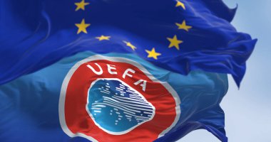 Lüksemburg Şehri, LU, 21 Aralık 2023: Avrupa Birliği ve UEFA bayrakları rüzgarda sallanıyor. Aralık 2023 'te Avrupa Adalet Divanı, Avrupa Süper Ligi' nin UEFA, FIFA Bloğunu Yasadışı ilan etti