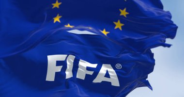 Lüksemburg Şehri, LU, 21 Aralık 2023: Avrupa Birliği ve FIFA bayrakları rüzgarda sallanıyor. Aralık 2023 'te Avrupa Adalet Divanı, Avrupa Süper Ligi' nin UEFA, FIFA Bloğunu Yasadışı ilan etti