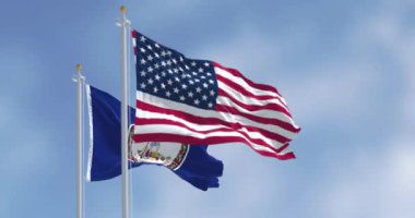 Virginia eyalet bayrağı açık bir günde Amerikan bayrağıyla dalgalanıyor. Koyu mavi arka planda eyalet mührü. 3D canlandırma canlandırması. Ağır çekim. Seçici odak