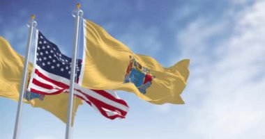 New Jersey eyaletinin bayrakları açık bir günde Amerikan bayrağıyla dalgalanıyor. Amerikan bayrağı. Gurur ve toplum konsepti. Kusursuz 3 boyutlu animasyon. Yavaş çekim döngüsü. Seçici odak
