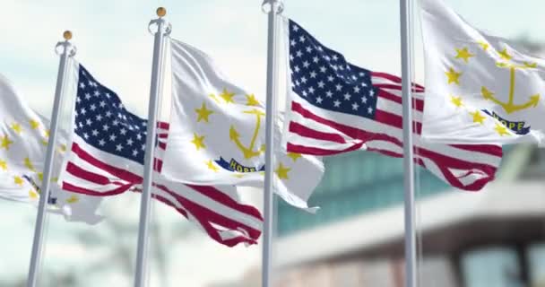 罗得岛州的国旗飘扬着美国国旗 中心的金锚被十三颗金星环绕 无缝3D渲染动画 慢动作回圈有选择的重点 — 图库视频影像