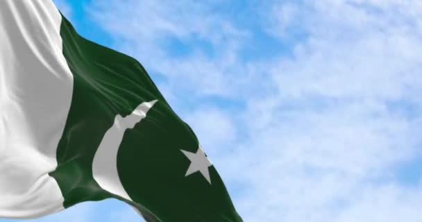 在一个晴朗的日子里 巴基斯坦国旗飘扬的特写 悬挂着白色的带子 白色的新月和五角星 无缝3D渲染动画 慢动作回圈有选择的重点 — 图库视频影像