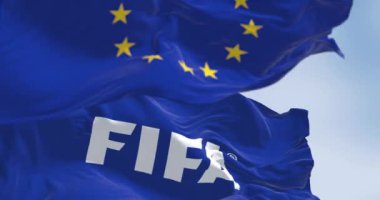 Lüksemburg Şehri, LU, 21 Aralık 2023: Avrupa Birliği ve FIFA bayrakları rüzgarda sallanıyor. Aralık 2023 'te Avrupa Adalet Divanı, Avrupa Süper Ligi' nin UEFA, FIFA Bloğunu Yasadışı ilan etti