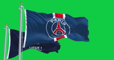 Paris, FR, 3 Aralık 2023: Paris Saint Germain futbol kulübü ve Ligue 1 bayrakları açık bir günde dalgalanıyor. Kusursuz 3D canlandırma animasyonu. Krom anahtar. Alfa kanalı. Yavaş çekim döngüsü. 4K