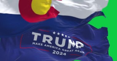 Denver, ABD, 20 Aralık 2023: 2024 sefer bayrağı Colorado bayrağıyla dalgalanıyor. Kusursuz 3D canlandırma animasyonu. Krom anahtar. Yavaş çekim döngüsü. 4 bin. Seçici odak.