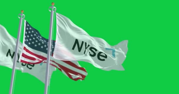 ニューヨーク市 12月4日2023日 ニューヨーク市とアメリカ合衆国の国旗がグリーン スクリーン上に掲げられています アメリカの金融業界 シームレス3Dレンダリングアニメーション クロマキー スローモーションループ 4Kについて 選択的なフォーカス — ストック動画
