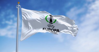 Atina, GR, 20 Aralık 2023: UEFA Avrupa Konferans Ligi bayrağı açık bir günde dalgalandı. Avrupa kulüpleri için yıllık futbol kulübü yarışması. Resimli 3D illüstrasyon oluşturucu