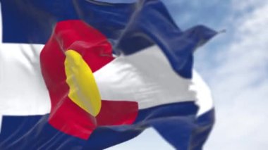 Colorado eyaletinin açık bir günde rüzgarda dalgalanan bayrağının yakın çekimi. Üç mavi, beyaz ve mavi şerit. Üstünde altın diski olan kırmızı C. Kusursuz 3 boyutlu animasyon. Yavaş çekim döngüsü. Seçici odak
