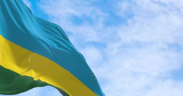 Крупный План Национального Флага Руанды Размахивающего Ясный День Горизонтальных Полосы — стоковое видео