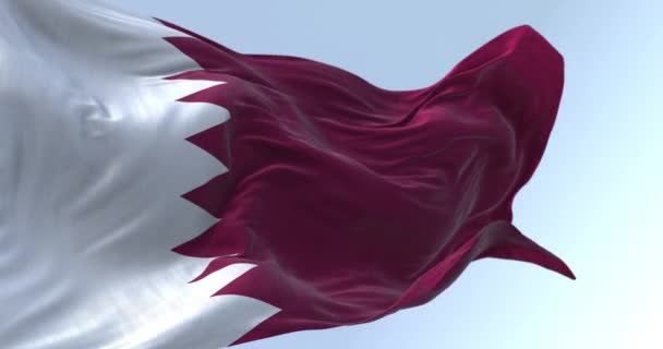 カタールの国旗の詳細 旗は広い白いくさび形のバンドが付いているマルーンです シームレス3Dレンダリングアニメーション スローモーションループ — ストック動画