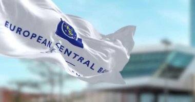 Frankfurt, DE, 28 Aralık 2023: Avrupa Merkez Bankası bayrağının rüzgarda dalgalanması. Kusursuz 3 boyutlu animasyon. Yavaş çekim döngüsü. Seçici odak