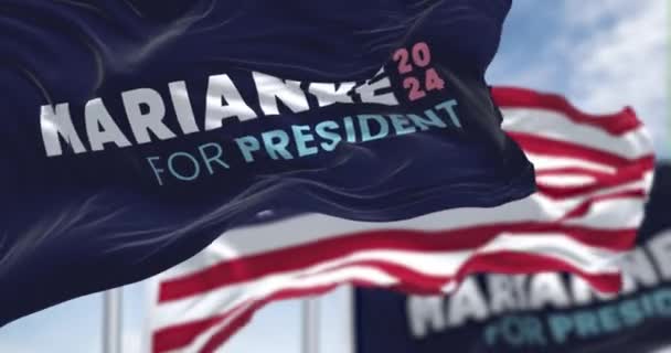 휴스턴 10월 13일 2023년 마리안 윌리엄슨 2024년 국기와 흔들리는 대통령 — 비디오