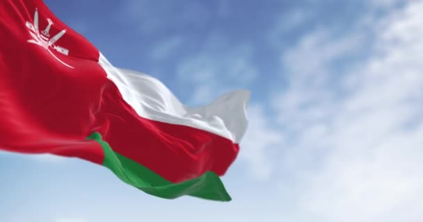 Bandera Nacional Omán Ondeando Día Despejado Franja Roja Vertical Con — Vídeo de stock