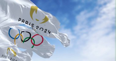 Paris, FR, Ekim 12, 2023: Paris 2024 ve Olimpiyat Oyunları bayrakları rüzgarda sallanıyor. Uluslararası spor müsabakası. Resimli 3d illüstrasyon oluşturucu.
