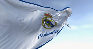 Madrid, SP, 9 Ocak 2024: Real Madrid Club de Futbol bayrağı rüzgarda dalgalanıyor. Madrid merkezli İspanyol profesyonel futbol kulübü. İllüstrasyon 3d illüstrasyon canlandırması. Seçici odak
