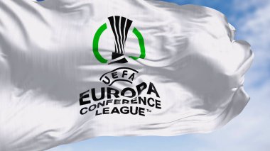 Atina, GR, 20 Aralık 2023: Açık bir günde UEFA Avrupa Konferans Ligi bayrağının yakın çekimi. Avrupa kulüpleri için yıllık futbol kulübü yarışması. Resimli 3D illüstrasyon oluşturucu