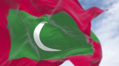 Maldivler 'in milli bayrağının yakın çekimi. Bayrak kırmızı üzerinde yeşil bir dikdörtgendir, ortasında beyaz bir hilal vardır. Kusursuz 3 boyutlu animasyon. Yavaş çekim döngüsü. Seçici odak