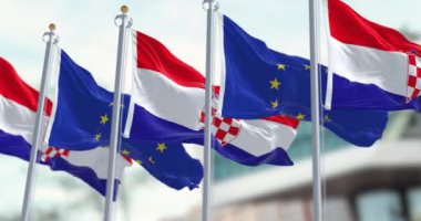 Hırvatistan ve Avrupa Birliği 'nin bayrakları açık bir günde birlikte dalgalanıyor. Hırvatistan 1 Ocak 2023 'ten beri Avro Bölgesi üyesi. Kusursuz 3 boyutlu animasyon. Yavaş çekim döngüsü. Seçici odak